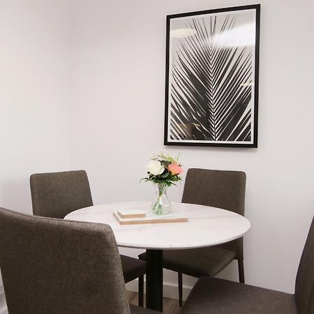 Apartment 46 Luna With Free Parking York Bagian luar foto